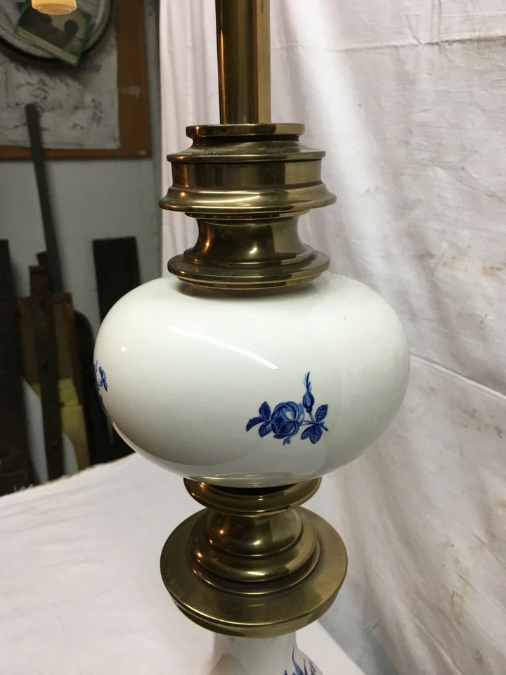 VTG Porcelain White and Blue Floral Table Lamp & Brass 33in Tall 2 Pull Chain - Image 3 of 4