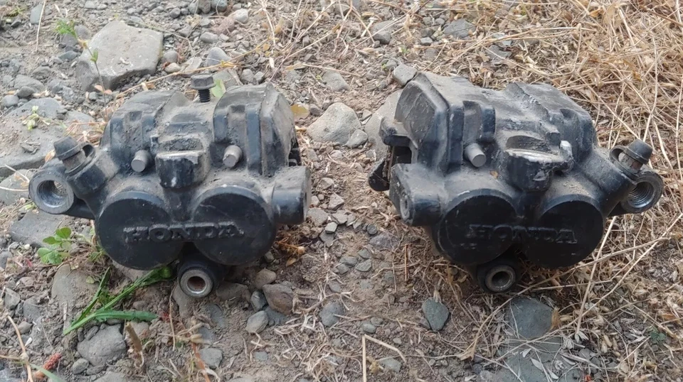 HONDA V45 MAGNA VF750C 1982 PINZAS DE FRENO DELANTERAS IZQUIERDA Y DERECHA PINZA Foto 3 de 4