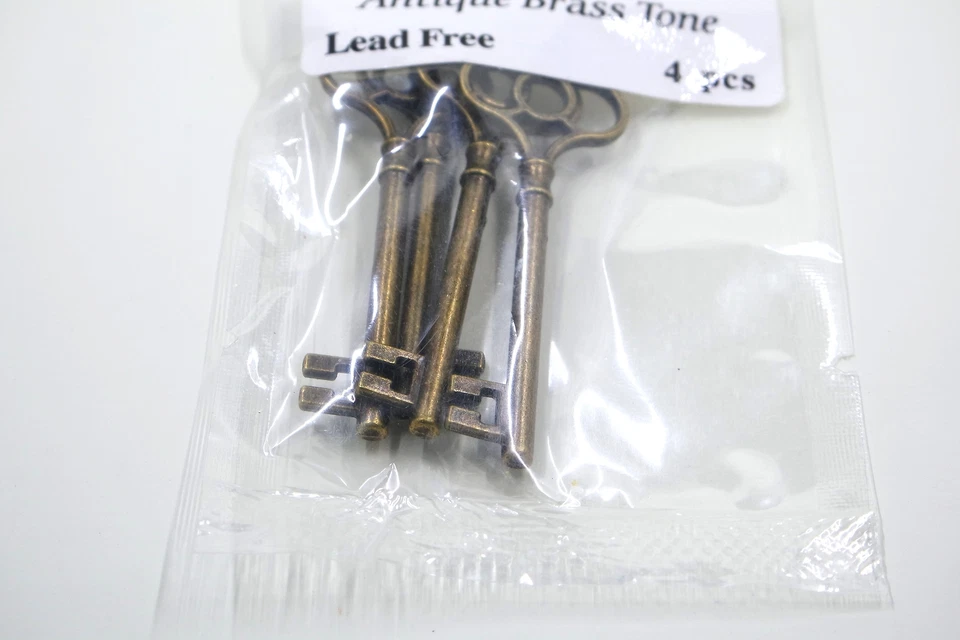 Pingente de berloque chave antigo tom bronze - Imagem 3 de 4