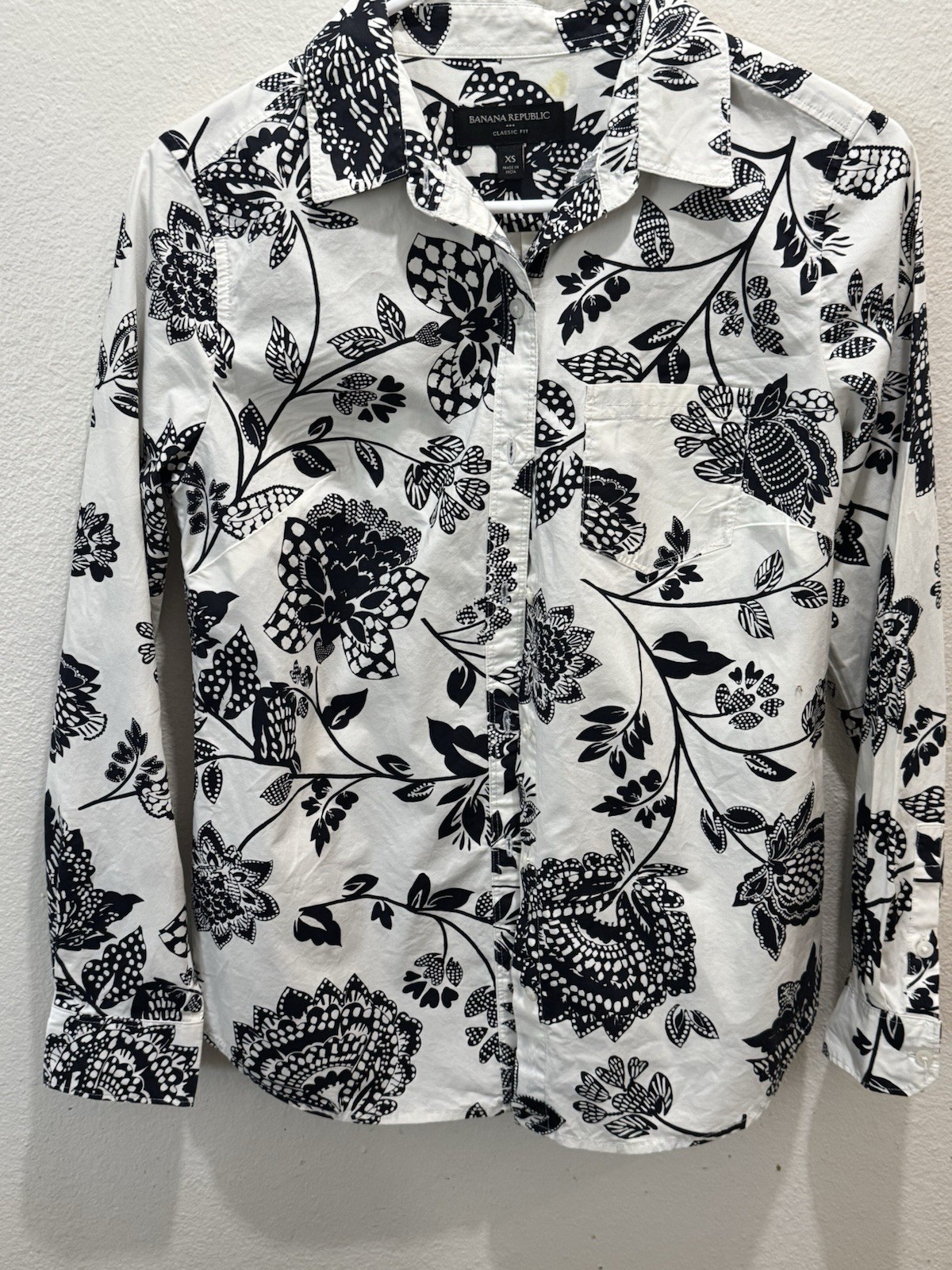 Banana Republic White Black Floral Button-Up Collared Blouse with Pocket in XS