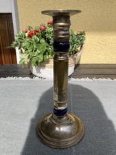 Świecznik mosiężny z niebieskimi elementami, wysokość 21 cm, używany.