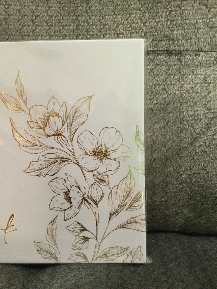 Nuevo elegante libro de invitados de boda, flores blancas y doradas con bolígrafo y libro de votos a juego Foto 2 de 4