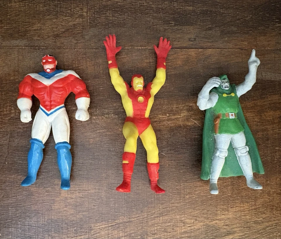 Lote misto de bonecos de ação vintage anos 90 PVC 3,75” Marvel PVC - Imagem 2 de 4