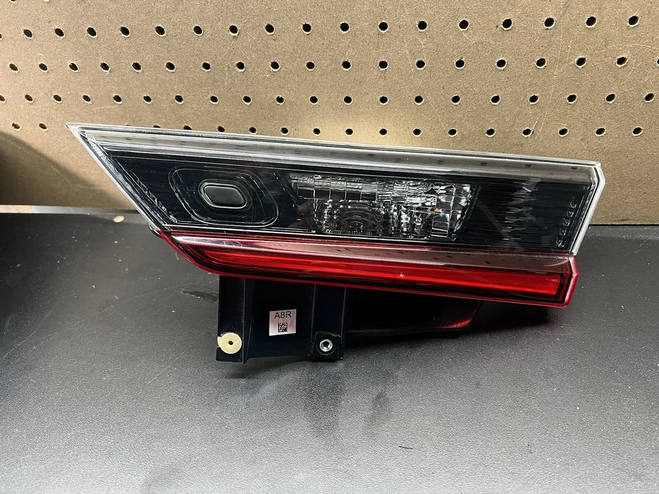 34150-T3R-A71 OEM Acura ILX Lámpara trasera interior derecha lado pasajero Foto 2 de 4