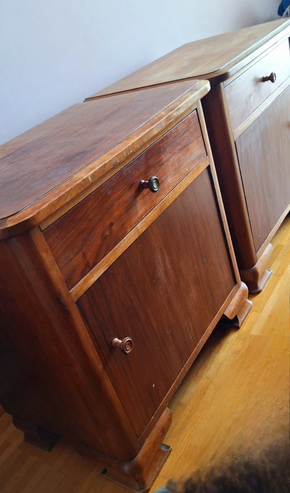 Zwei Vintage Art-Déco-Schränke aus Massivholz – stilvolle Klassiker