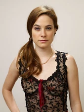 Caroline Dhavernas With Hair On The Shoulder 8x10 Picture Celebrity Print