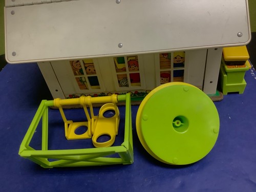 VINTAGE 1971 FISHER PRICE PLAY FAMILY SCHOOL HOUSE LITTLE PEOPLE - preowned - Picture 16 of 17