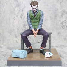 Action Figure Joker Seduto 27 Cm DC Set Accessories In Pvc 