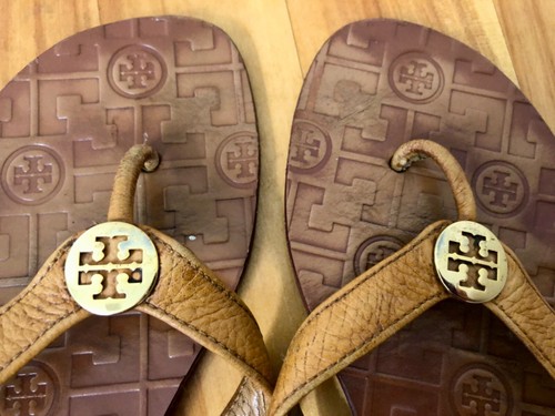 Tory Burch Thora Women Brown Tumbled Leather Gold Disc Logo Thong Sandals Flats - Picture 12 of 12