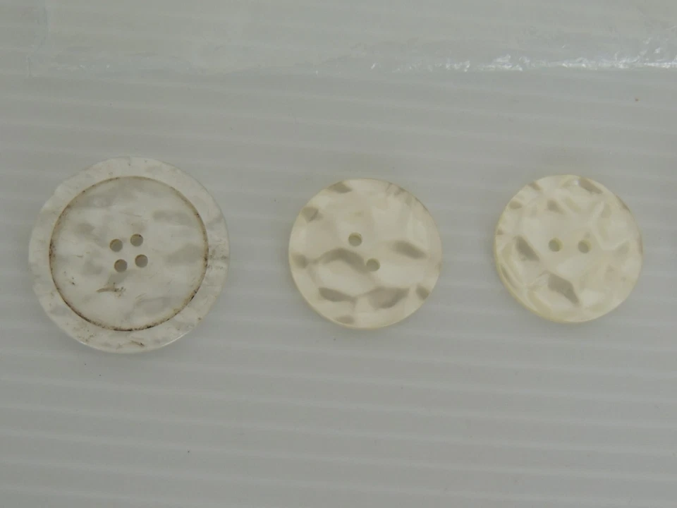 5 Large, medium Mother Pearl Shell Coat Jacket Robe Buttons 1 1/2 " large 1" med - Image 4 of 4