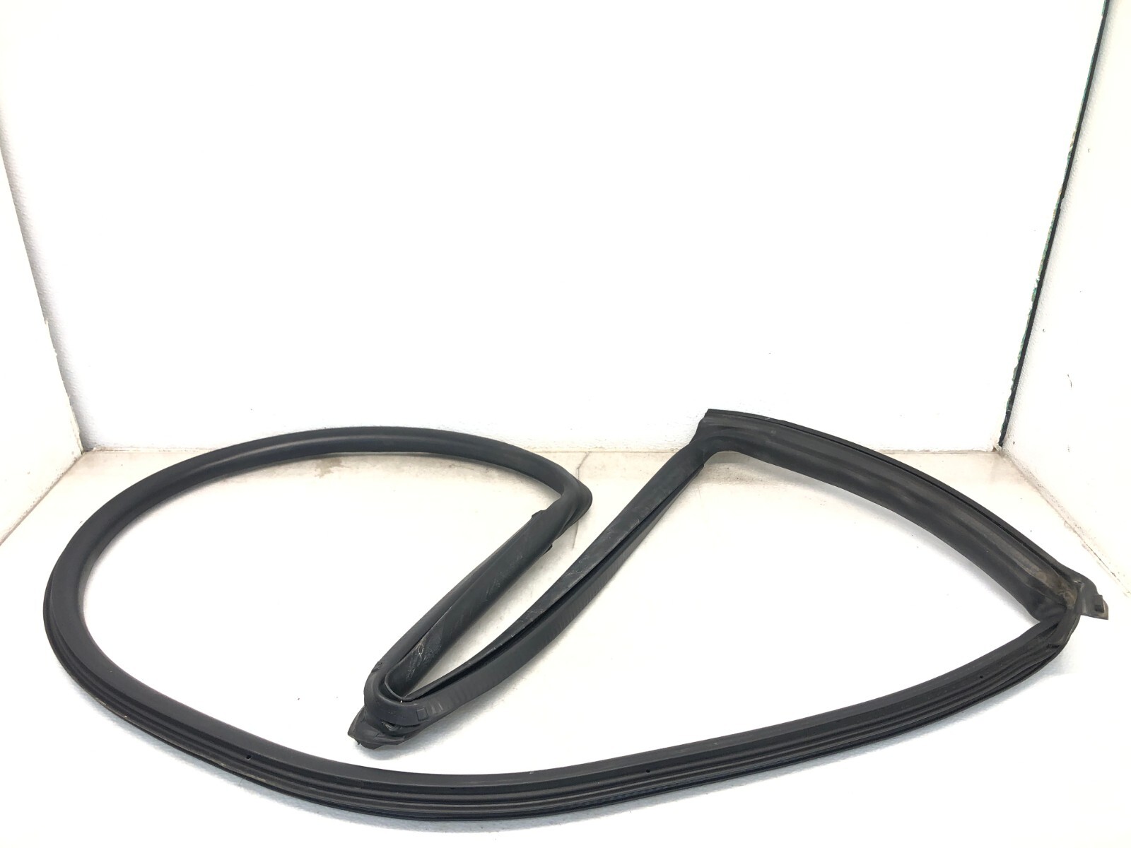 2017-2022 MASERATI LEVANTE RIGHT PASSENGER REAR DOOR WEATHERSTRIP SEAL OEM