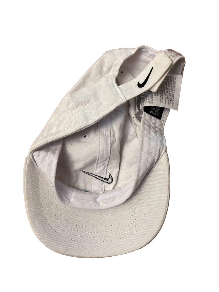 Gorra Nike Infant Nourrison BEBE Just Do It blanca con tirantes Foto 3 de 3