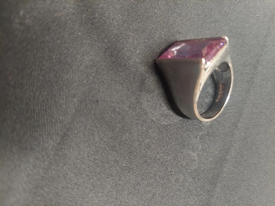 Anillo 18kt GF con piedra morada Foto 2 de 3