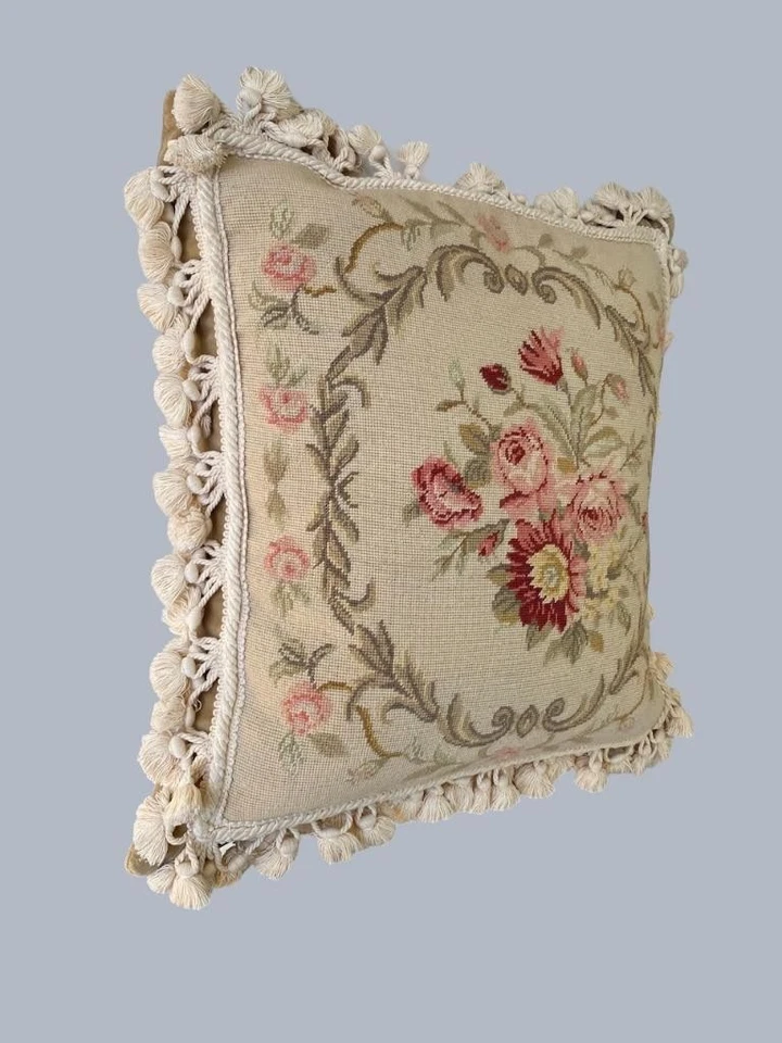 Precioso cojín floral de punta de aguja con flecos ribete respaldo de terciopelo 17 x17 Foto 2 de 4