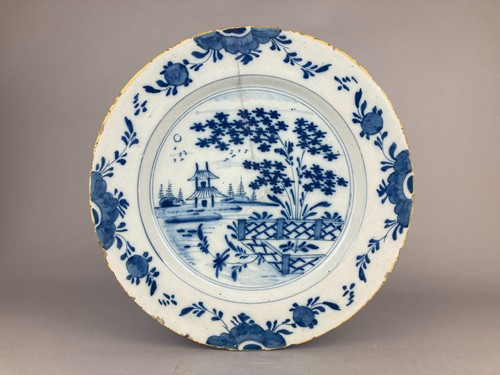ANTIQUE 18th C. DELFT CHARGER CHINOISERIE PAGODA, FENCE & LAKE 13.5 INCH