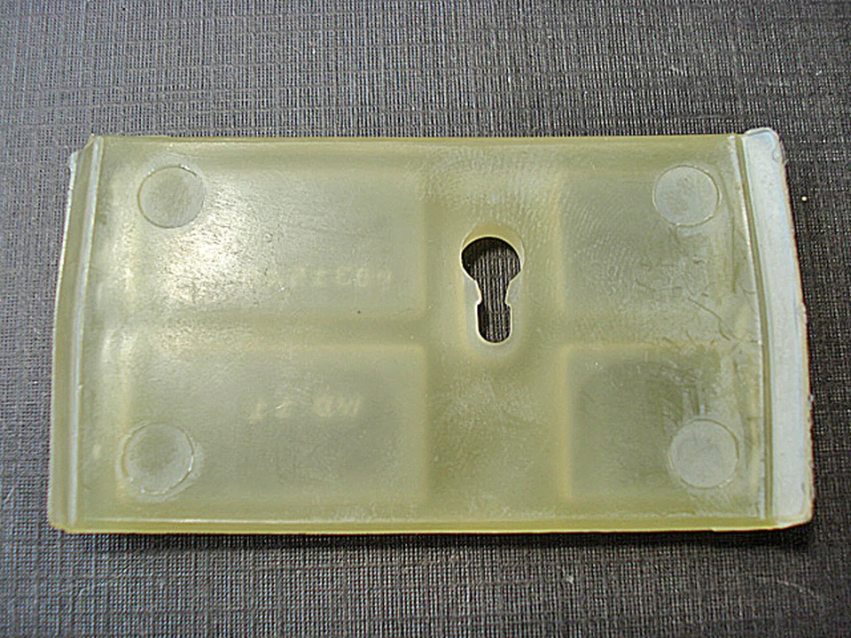 1 pieza NORS 1976 1977 Cadillac Eldorado Buick Riviera 9831540 clip de moldura de puerta Foto 2 de 4