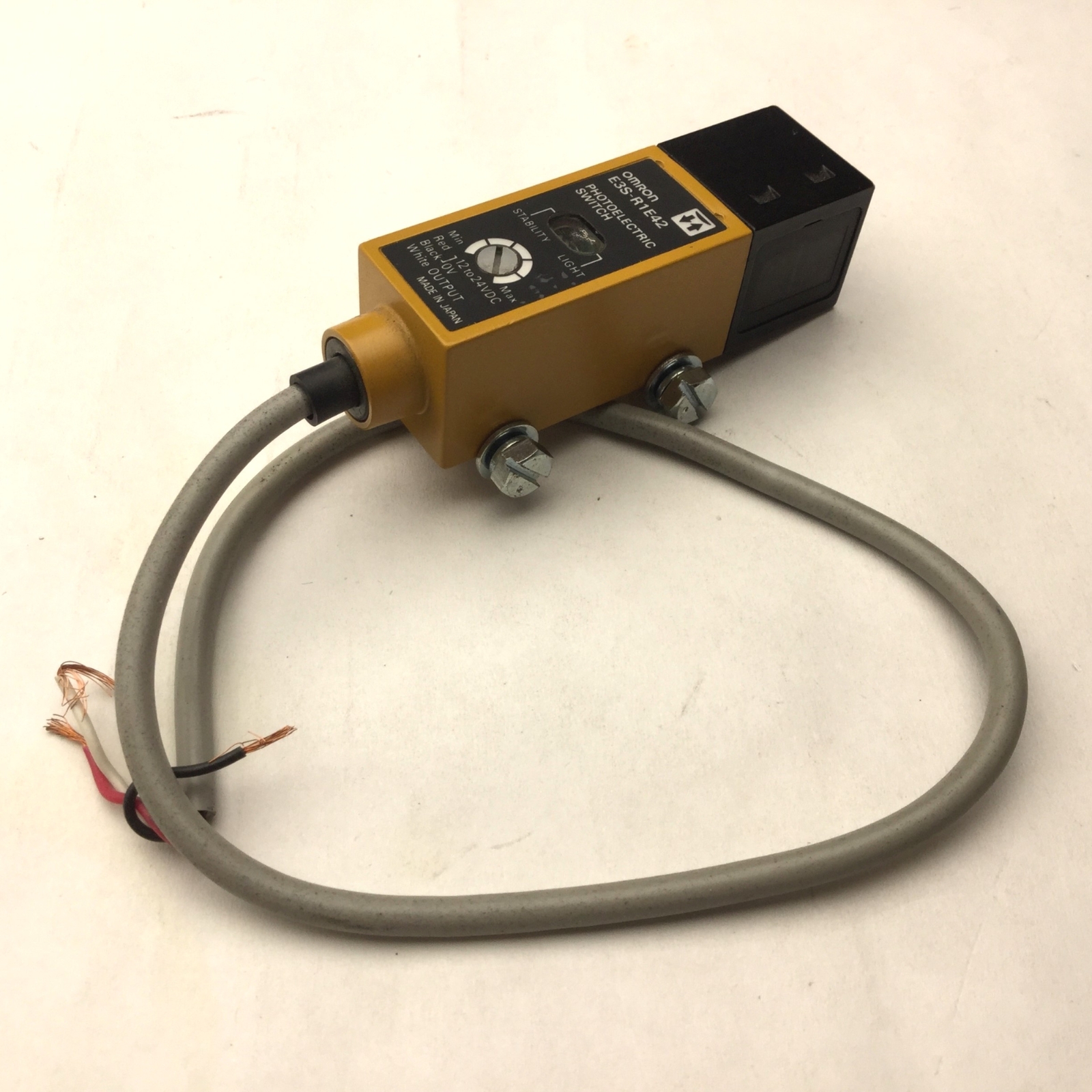 Omron E3S-R1E42 Photoelectric Switch, 12-24VDC, 999.998mm Sensing Distance