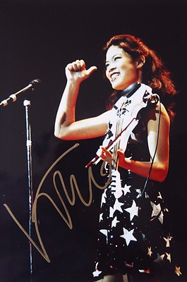 VANESSA MAE original hand signed mounted photo 10.5 x 8 inches by Mel Longhurst 