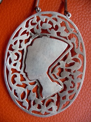 Collier Sautoir Métal Argenté Avec Pendentif Reine Nefertiti - Style égyptien - Occasion
