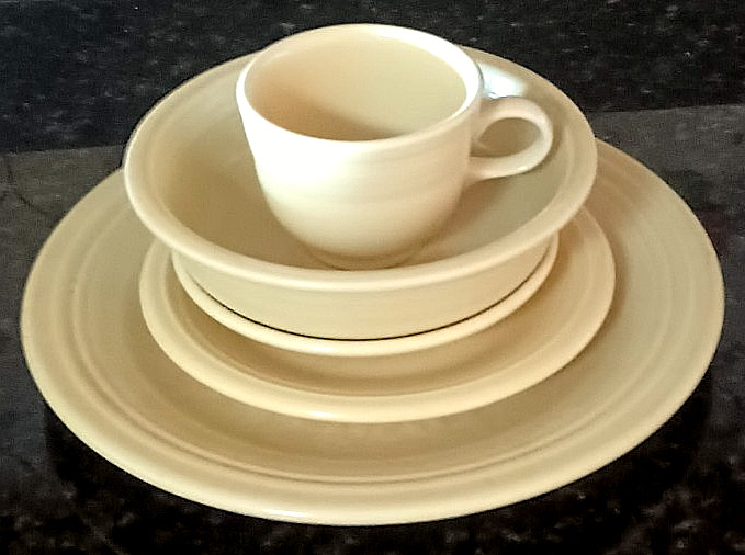 Homer Laughlin Fiestaware 5 Piece Place Setting Yellow