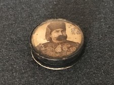 Ancienne boîte à priser le tabac en carton bouilli, personnage à identifier