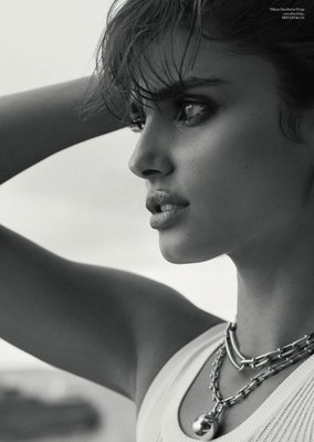 vogue Turkey October 2023 Taylor Hill - Ayça Ayşin Turan