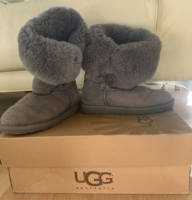 Boots Stiefel UGG Bailey Button Triplet Grau 32 Mit Originalkarton, NP 269,90