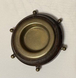 SMALL VINTAGE WOOD & BRASS NOVELTY SHIPS WHEEL ASHTRAY