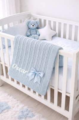 Personalisierte Babydecke, Zopfmuster, bestickt, blau mit Schleife