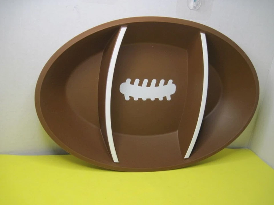 Plato de aperitivo dividido de plástico marrón reutilizable en forma de fútbol Foto 3 de 4