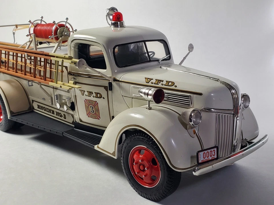 DCP Highway 61 1941 Ford Pumper V.F.D Firetruck 1:16 Fire Fighter Diecast Model - Image 3 of 4