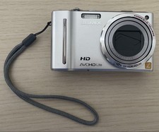 Appareil photo numérique argent Panasonic LUMIX DMC-TZ10 testé avec accessoires