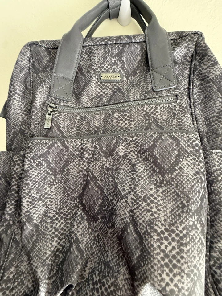 Mochila Baggallini Soho cinza falsa píton roupa de trabalho de viagem usada boa!!  - Imagem 3 de 4