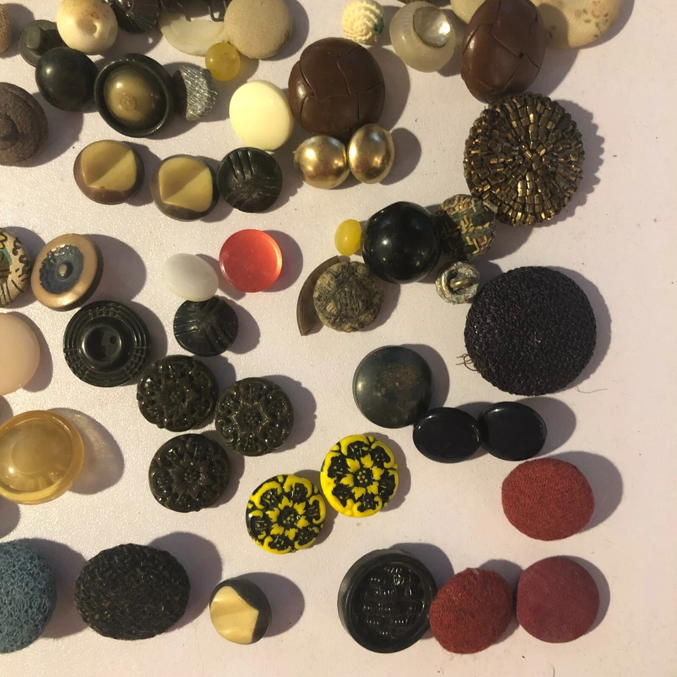 Vintage Shank Button Mixed Lot Bakelite Etc. 1930s - 60s - Image 4 of 4