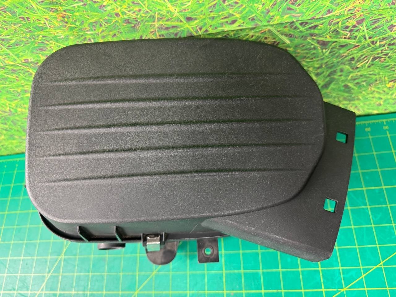 14-17 Maserati Ghibli Left side air cleaner filter box OEM 670005844