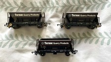 Hornby R6280  R6127 Tarmac Quarry Products Hoppers 3 Pack (2 Weathered, 1 Clean)
