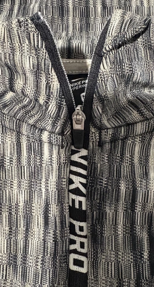 Mujer MED Nike Pro Hyperwarm 1/4 Cremallera Jersey Deportivo Patrón Negro y Gris. Foto 4 de 4