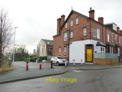 Foto 6x4 Poller auf der Hall Lane Leeds\/SE3034 Im Gegensatz zu den Pflanzgefäßen die ha c2022
