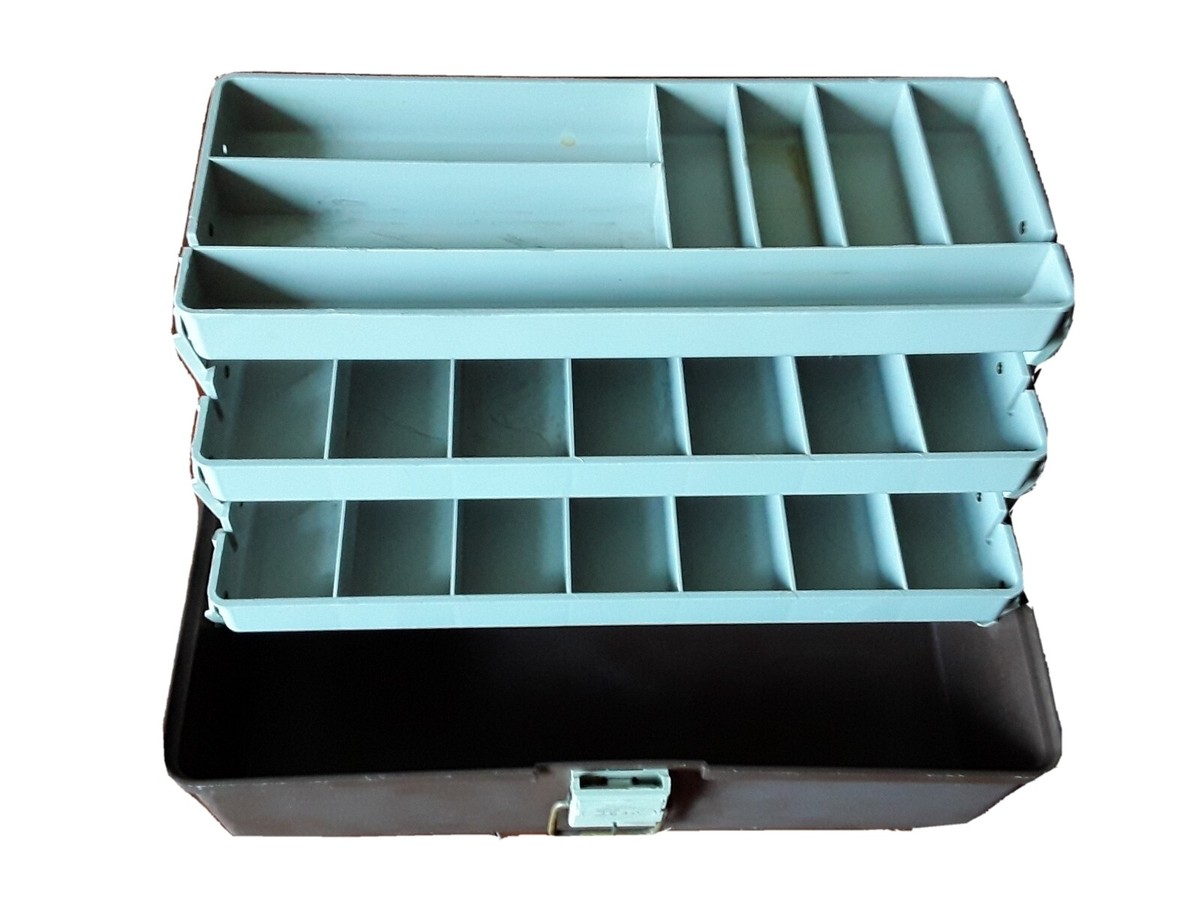 VINTAGE 1971 PLANO 4630 TACKLE BOX 3 TRAYS. 14 3/4" X 7 3/4" x 7 1/2 ".