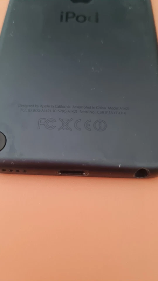 Apple iPod Touch 5th Generation A1219 Black & Grey 16GB  - Immagine 3 di 4