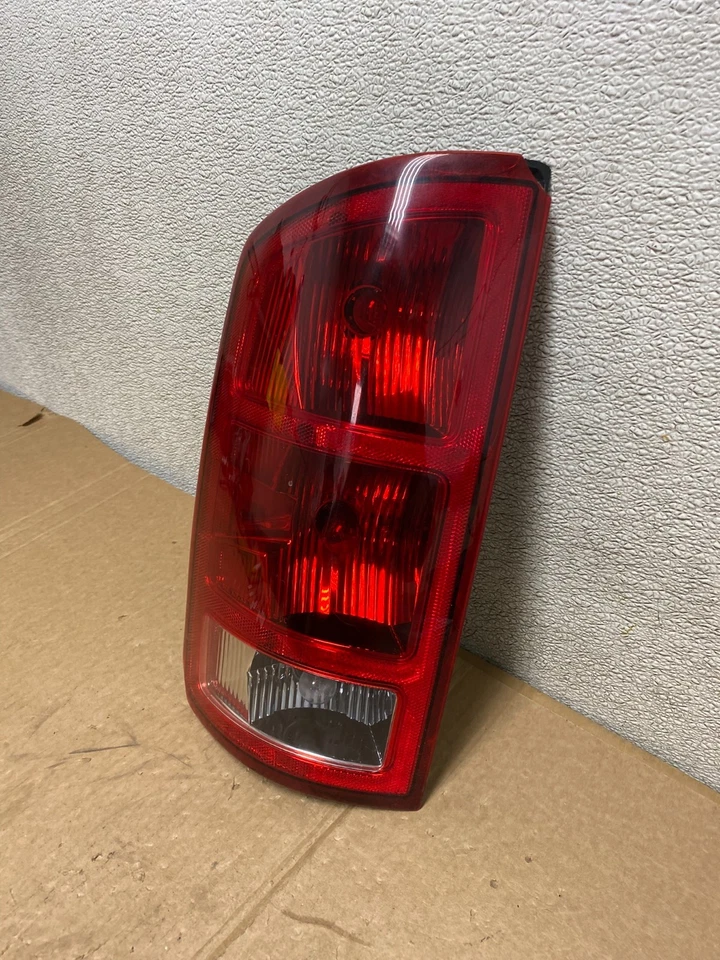 Левый задний фонарь со стороны водителя для Dodge Ram 1500 2002–2006 годов выпуска V1160 DW - Изображение 2 из 4