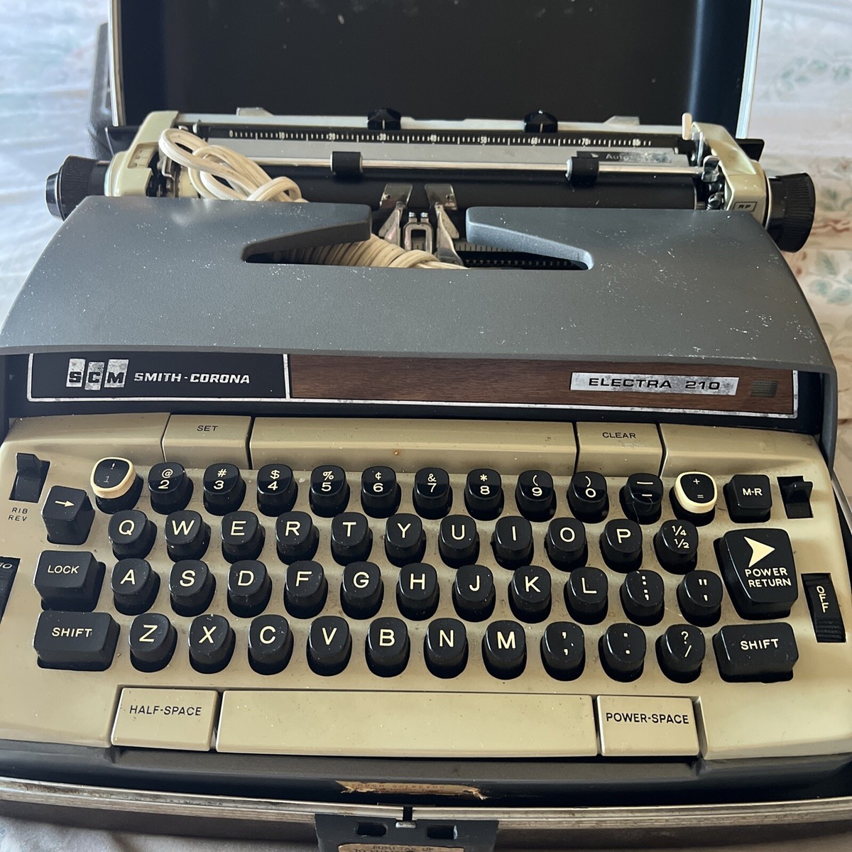 VINTAGE SMITH-CORONA ELECTRA 210 AUTOMATIC PORTABLE TYPEWRITER