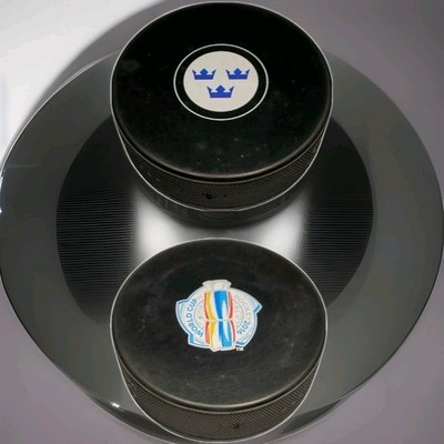 2916 WORLD CUP TEAM SWEDEN   RARE version PUCK INGLASCO MADE IN SLOVAKIA  