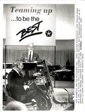 LD359 1988 Original Photo LEE IACOCCA ANNOUNCES CHRYSLER FORD PURCHASED A.M.C.