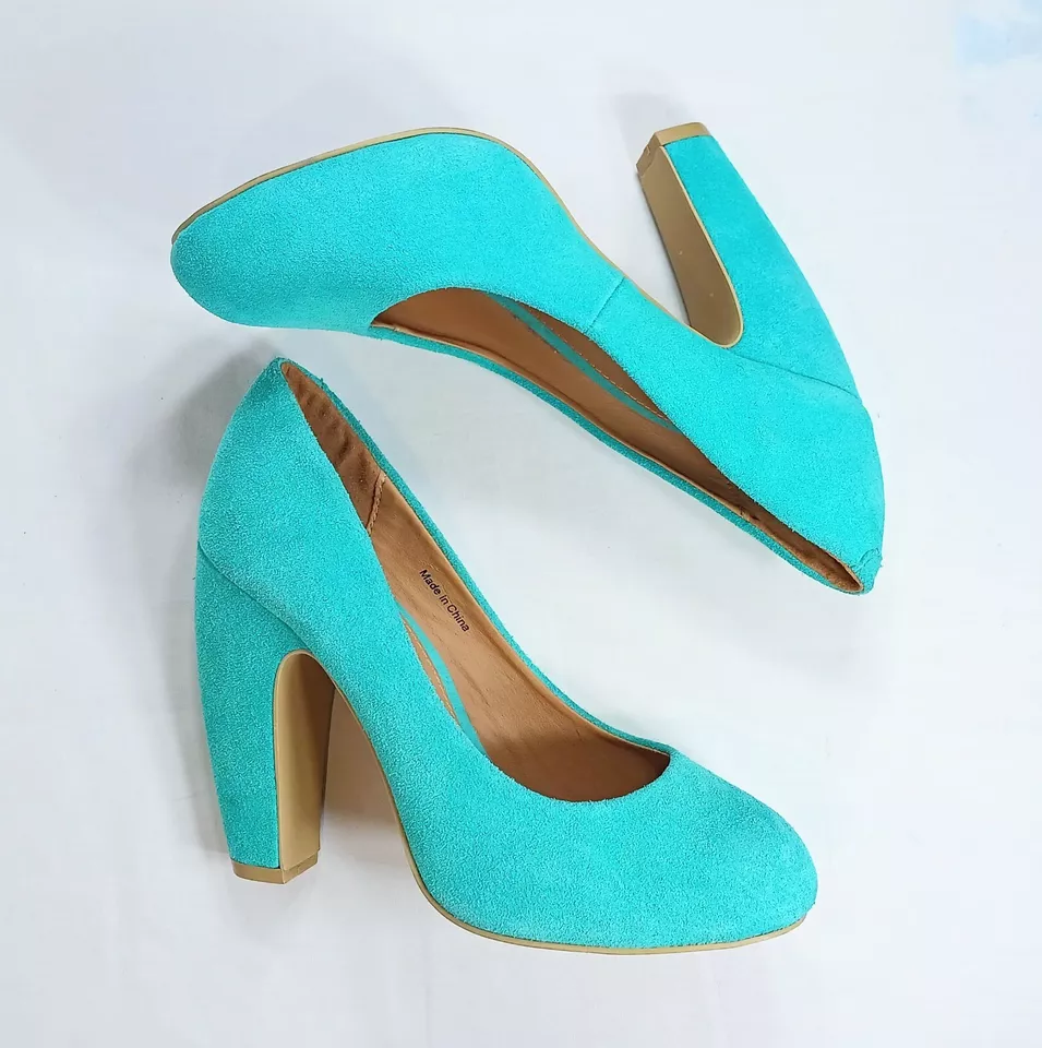 Bomba de tacón curvo de gamuza verde azulado Gretel KIMCHI AZUL talla 7M Urban Outfitters Foto 3 de 4