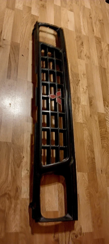 1990 - 1992 三菱 Mighty Max 原始设备制造商老式格栅 — 第 3/4 张图片