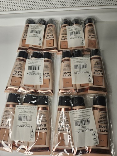 Pack 12 Makeup Revolution Matte Base Foundation - F11 (28ml) - Picture 2 of 6