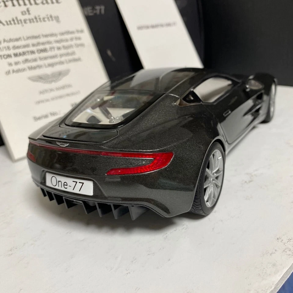 AUTOart 1/18 Aston Martin ONE 77 Signature Series modello pressofuso grigio s... - Immagine 2 di 4