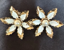 VTG  Emmons Flower Earrings, Gold Tone and White Floral Clip Ons with Pearl