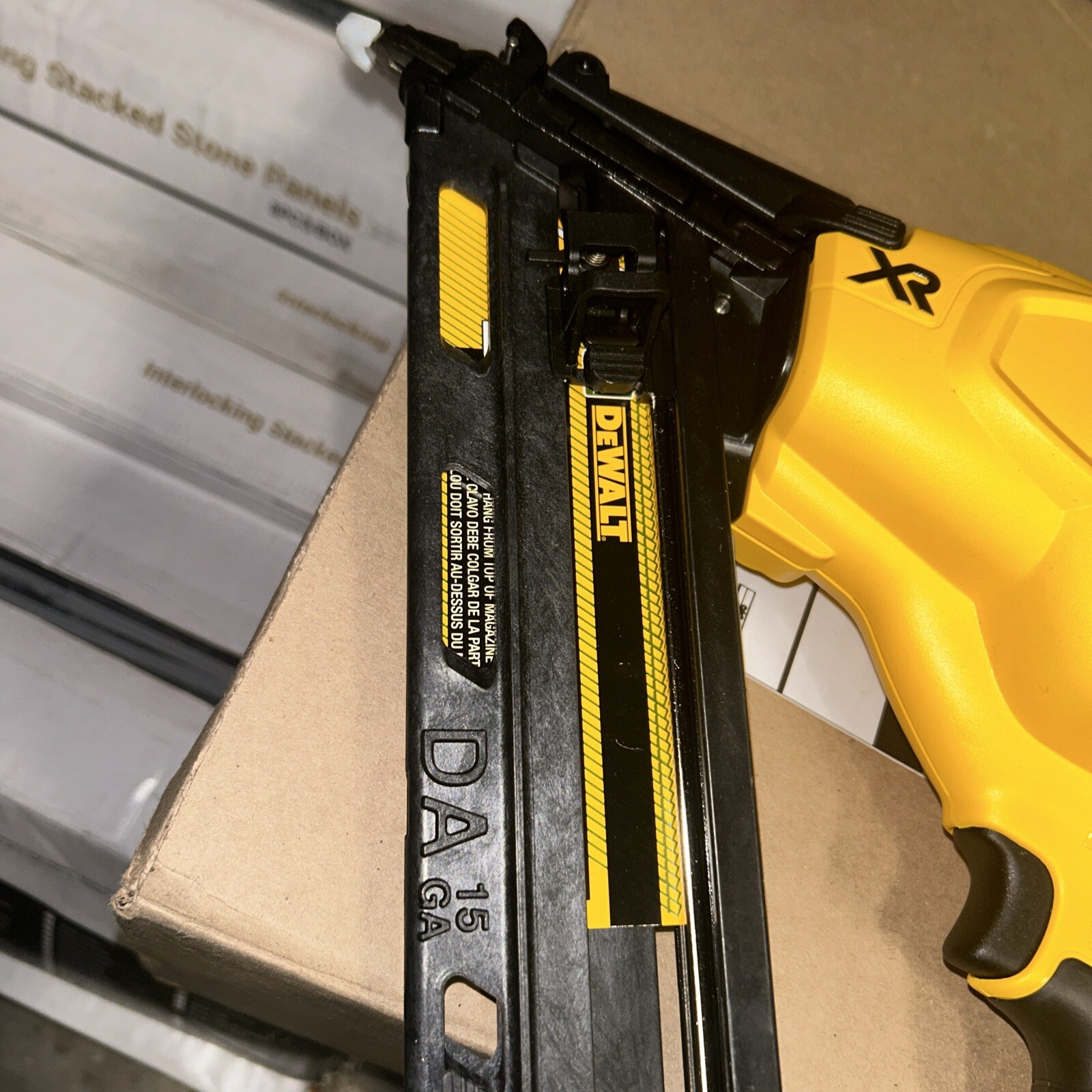 DEWALT (DCN650) 20V MAX XR 15GA CORDLESS ANGLED FINISH NAILER [TOOL